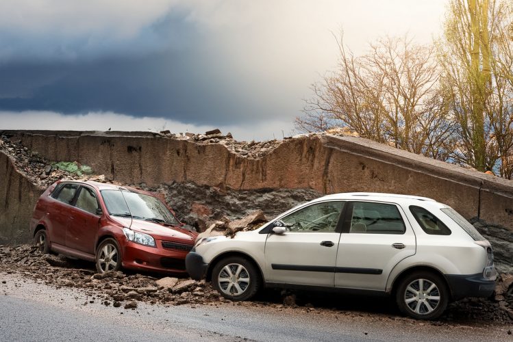 Carros com muro
