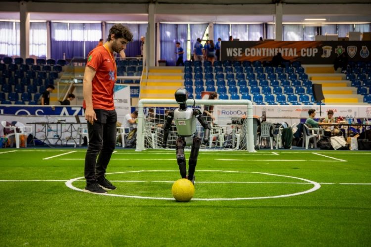 Demonstração de futebol robótico com humanoides