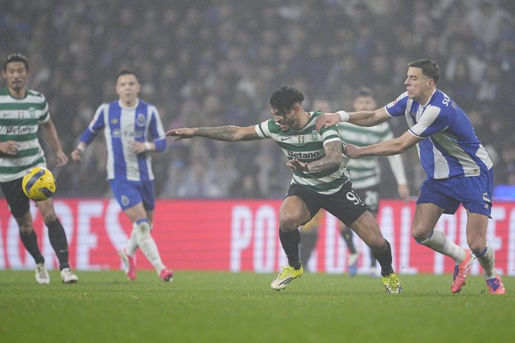 Luiz Suarez do Sporting CP e Jan Bednarek do FC Porto em disputa durante partida entre FC Porto v Sporting CP - Liga Portugal BETCLIC 25/26 - Jornada 21 valida pela Liga Portugal BETCLIC 25/26 no Estadio do Dragao, Porto, Portugal (Foto de Pedro Loureiro/Avant Sports)