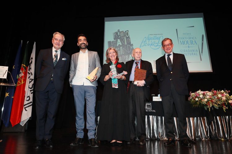 Os três premiados pela Estoril Sol com Mário Assis ferreira e Guilherme d'Oliveira Martins (1)
