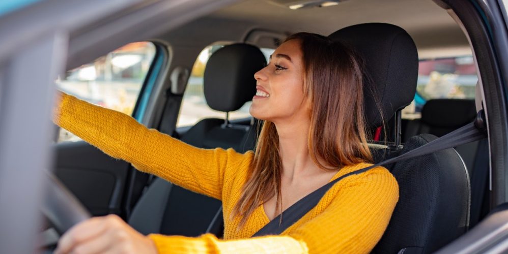 mulher-no-carro-fidelidade-auto2